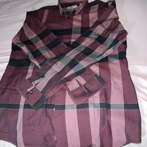 Burberry size XL but it’s more like Size M or L definitely not an XL Authentic